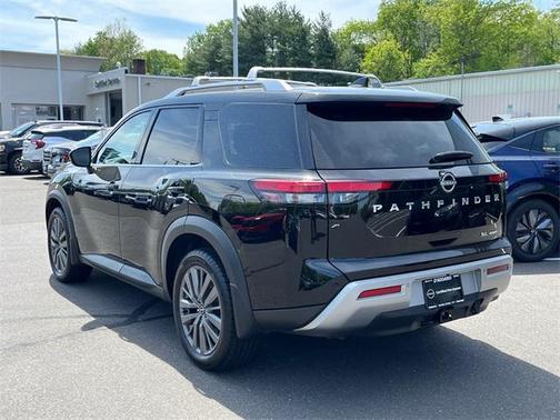 2022 Nissan Pathfinder SL