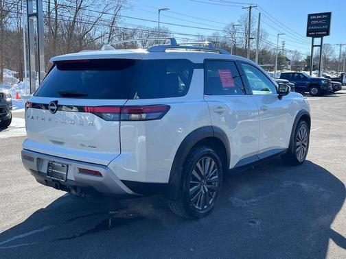 2023 Nissan Pathfinder SL