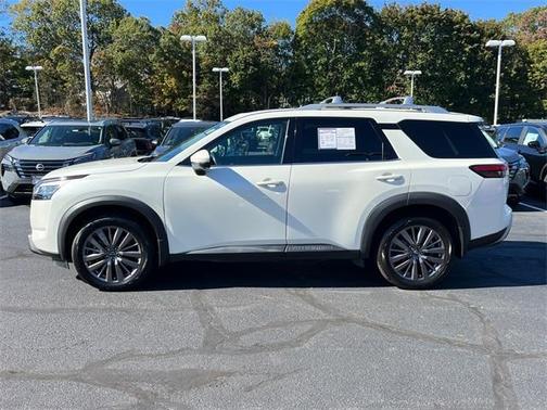 2023 Nissan Pathfinder SL