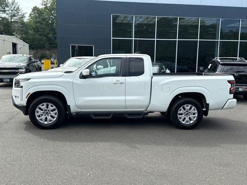 Glacier White 2023 Nissan Frontier SV
