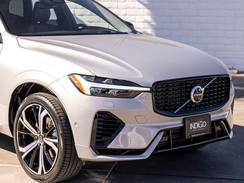 2023 Volvo XC60 Recharge Plug-In Hybrid T8 Ultimate Dark Theme