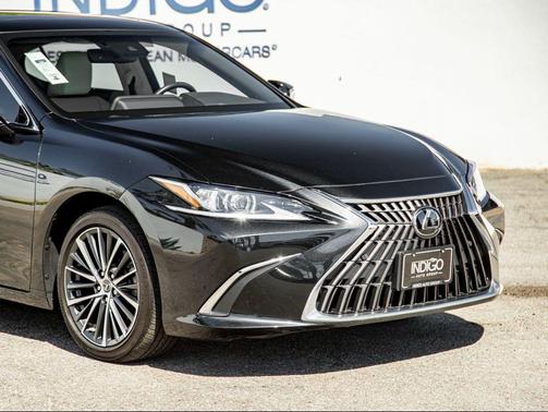 2023 Lexus ES 300h Base