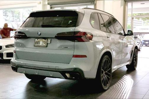 Gray Metallic 2024 BMW X5 sDrive40i