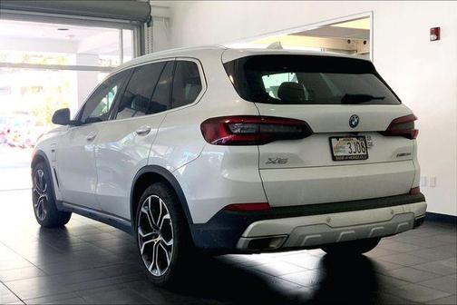 White Metallic 2023 BMW X5 xDrive45e