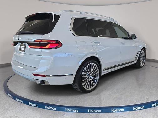Mineral White Metallic 2026 BMW X7 xDrive40i
