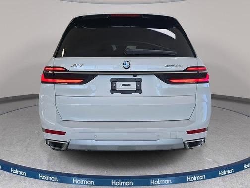 Mineral White Metallic 2026 BMW X7 xDrive40i