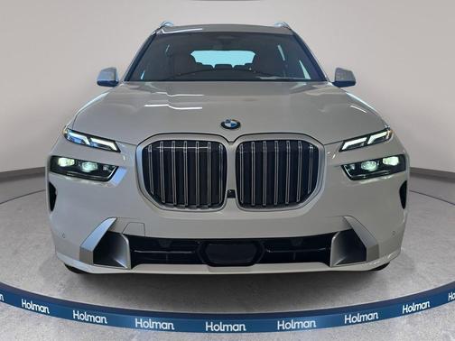 Mineral White Metallic 2026 BMW X7 xDrive40i
