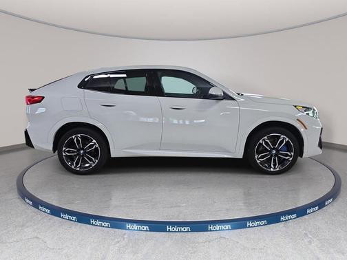 Alpine White 2025 BMW X2 xDrive28i