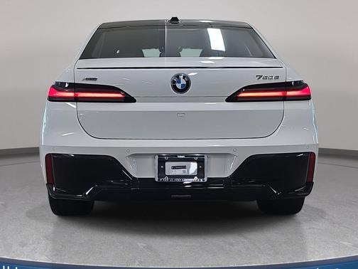 Alpine White 2026 BMW 750e i xDrive