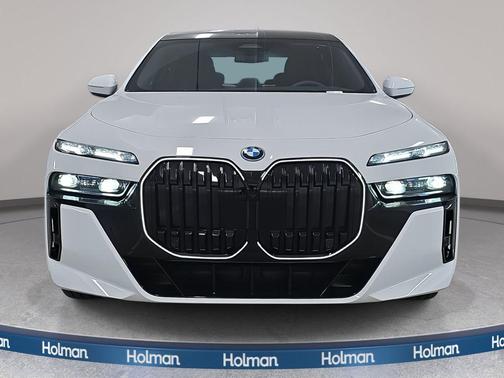 Alpine White 2026 BMW 750e i xDrive