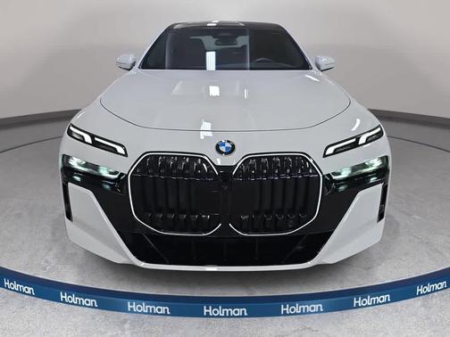 Alpine White 2025 BMW 740 i