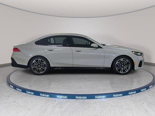 Mineral White Metallic 2026 BMW 530 i