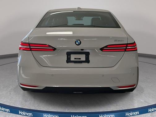 Alpine White 2026 BMW 530 i