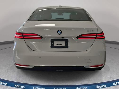 Alpine White 2026 BMW 530 i