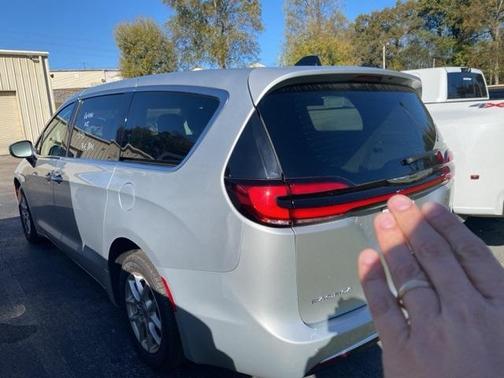 2023 Chrysler Pacifica Touring-L