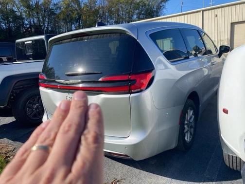 2023 Chrysler Pacifica Touring-L