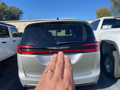 2023 Chrysler Pacifica Touring-L
