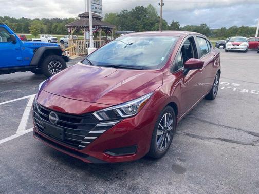 Scarlet Ember 2023 Nissan Versa 1.6 SV