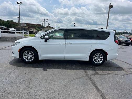 2023 Chrysler Voyager LX