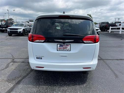 2023 Chrysler Voyager LX