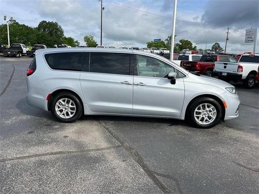 2023 Chrysler Pacifica Touring-L