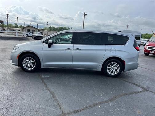 2023 Chrysler Pacifica Touring-L