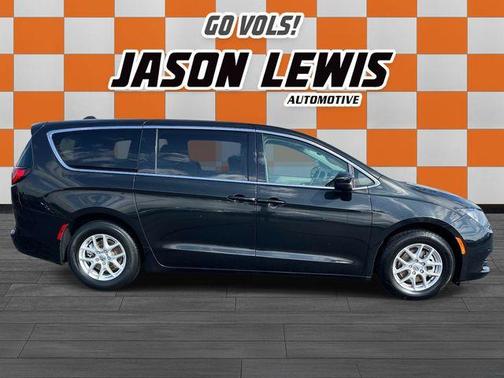 Brilliant Black Crystal Pearlcoat 2023 Chrysler Voyager LX