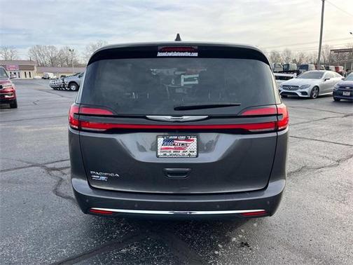 2023 Chrysler Pacifica Touring-L