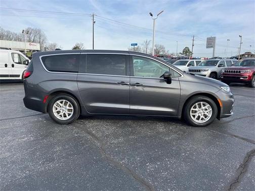 2023 Chrysler Pacifica Touring-L