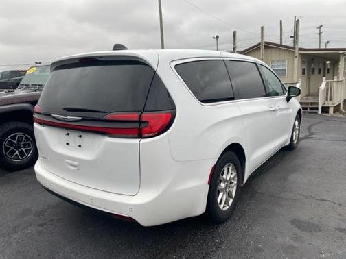 2023 Chrysler Pacifica Touring-L