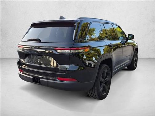Diamond Black Crystal Pearlcoat 2023 Jeep Grand Cherokee Altitude