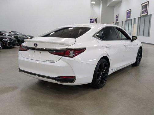 2022 Lexus ES 300h F SPORT