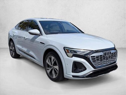 Glacier White Meta 2024 Audi Q8 e-tron Prestige
