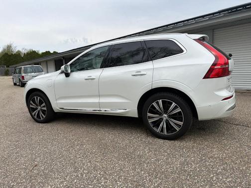 Crystal White Metallic 2022 Volvo XC60 Recharge Plug-In Hybrid T8 Inscription Extended Range