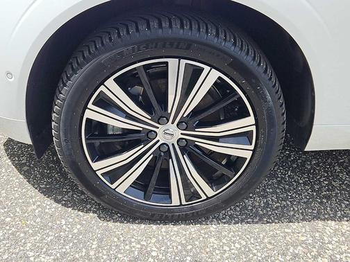 Crystal White Metallic 2022 Volvo XC60 Recharge Plug-In Hybrid T8 Inscription Extended Range