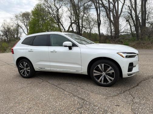 Crystal White Metallic 2022 Volvo XC60 Recharge Plug-In Hybrid T8 Inscription Extended Range