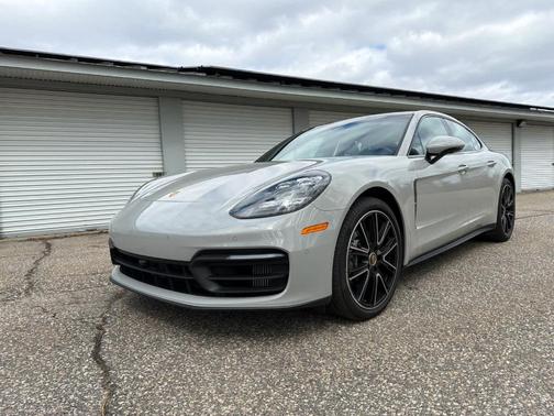 Chalk 2022 Porsche Panamera 4 Platinum Edition