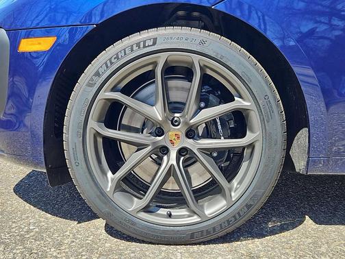 Gentian Blue Metallic 2026 Porsche Macan GTS