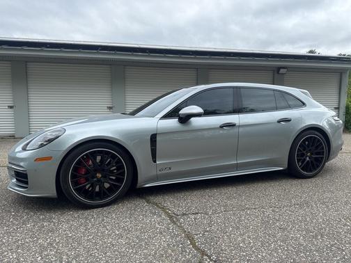 2022 Porsche Panamera Sport Turismo GTS