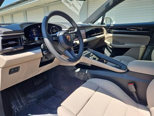 2025 Porsche Macan 4