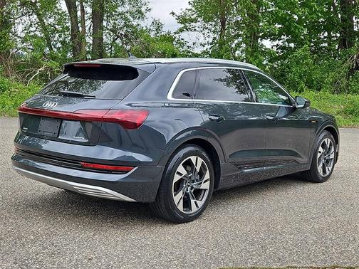 2022 Audi e-tron Premium