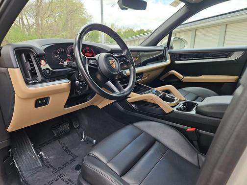 Cashmere Beige Metallic 2024 Porsche Cayenne Base