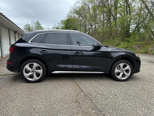 Mythos Black Metallic 2021 Audi Q5 40 Premium Plus