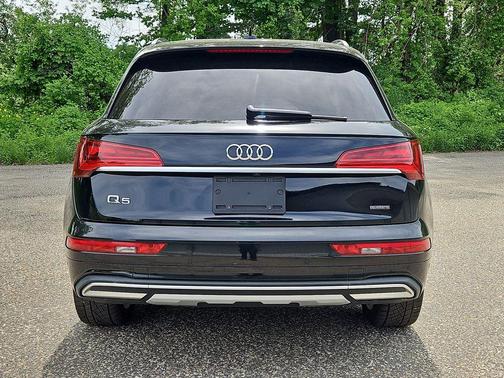 Mythos Black Metallic 2021 Audi Q5 40 Premium Plus