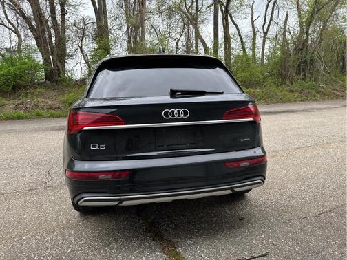 Mythos Black Metallic 2021 Audi Q5 40 Premium Plus