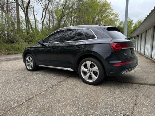 Mythos Black Metallic 2021 Audi Q5 40 Premium Plus