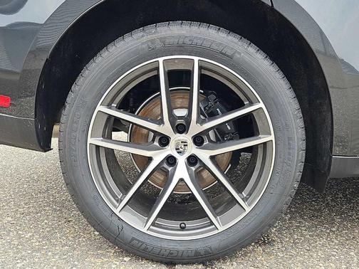 Volcano Grey Metallic 2026 Porsche Macan