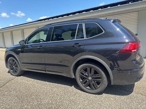 2022 Volkswagen Tiguan 2.0T SE R-Line Black