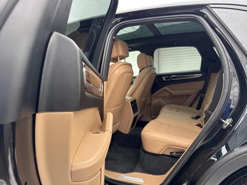 2022 Porsche Cayenne Base (Tiptronic)
