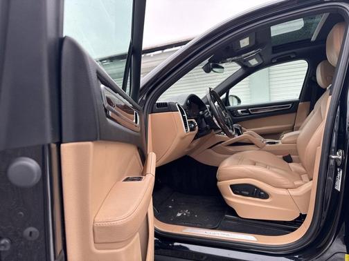 2022 Porsche Cayenne Base (Tiptronic)